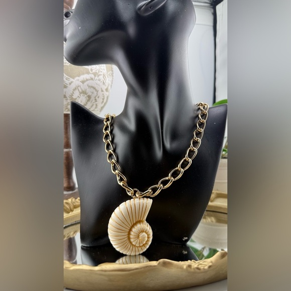 Gold Shell Pendant Necklace (18+3) - Picture 8 of 10